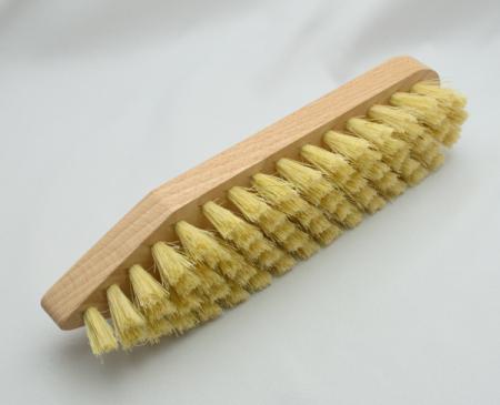 Waschbürste, Scheuerbürste mit hellen reinen Naturfasern. Hergestellt in Todtnau von der Bürstenfabrik Keller GmbH, ein Traditionsunternehmen seit 1869.